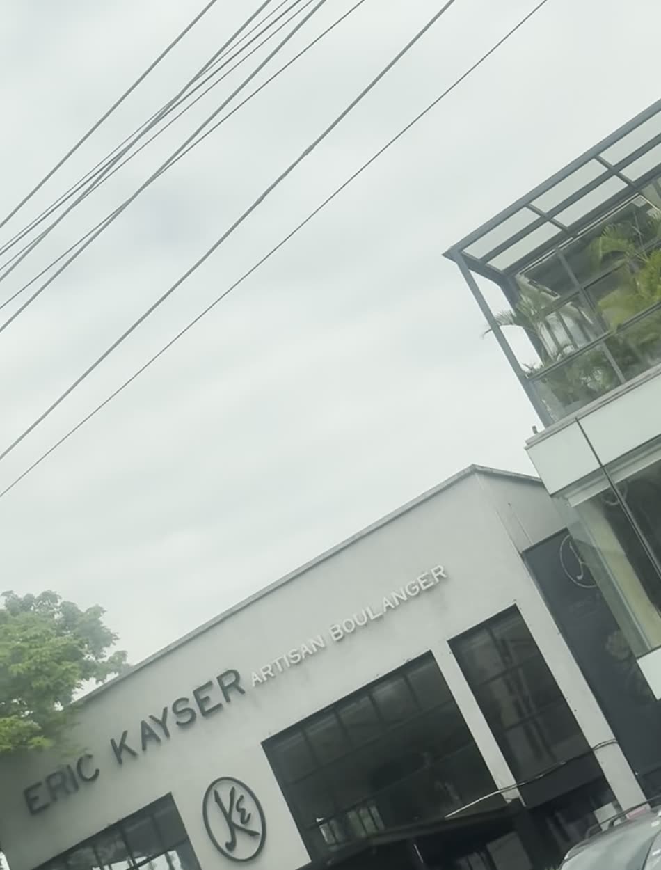 The Ikoyi elevation with the Kayser monogram, seen from Osborne Road